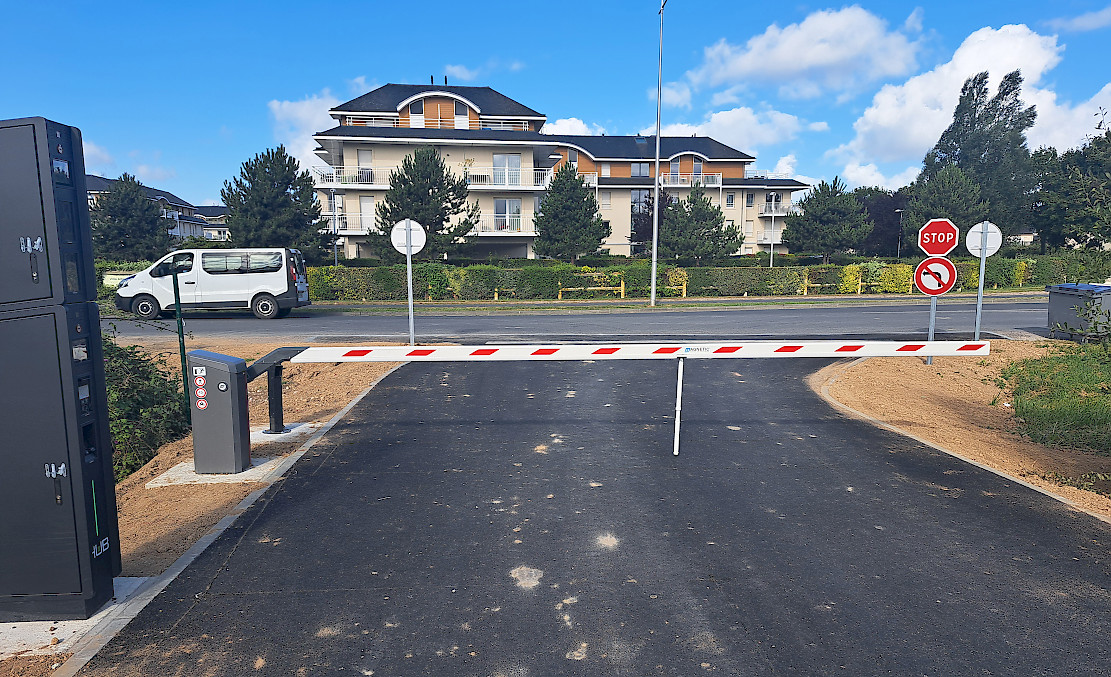 Exit lane with ticketless barrier in the Cabourg Swimming Pool Car Park