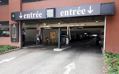 entrance of the docks 76 shopping center 