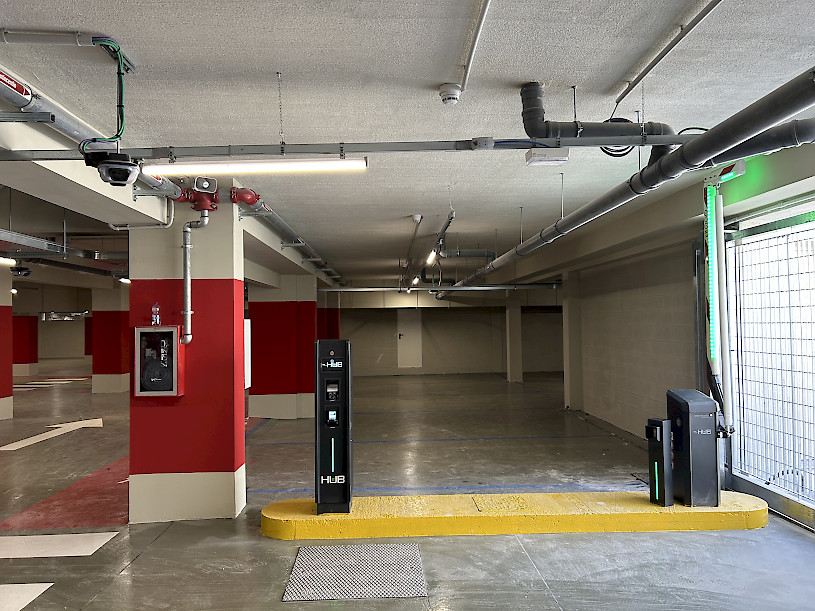 Carril de salida del aparcamiento HUB del centro comercial Galleria Vittoria en Italia