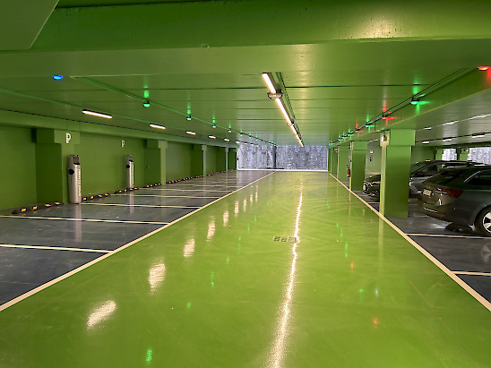 Sensores inteligentes en el techo del garaje con señalización por colores