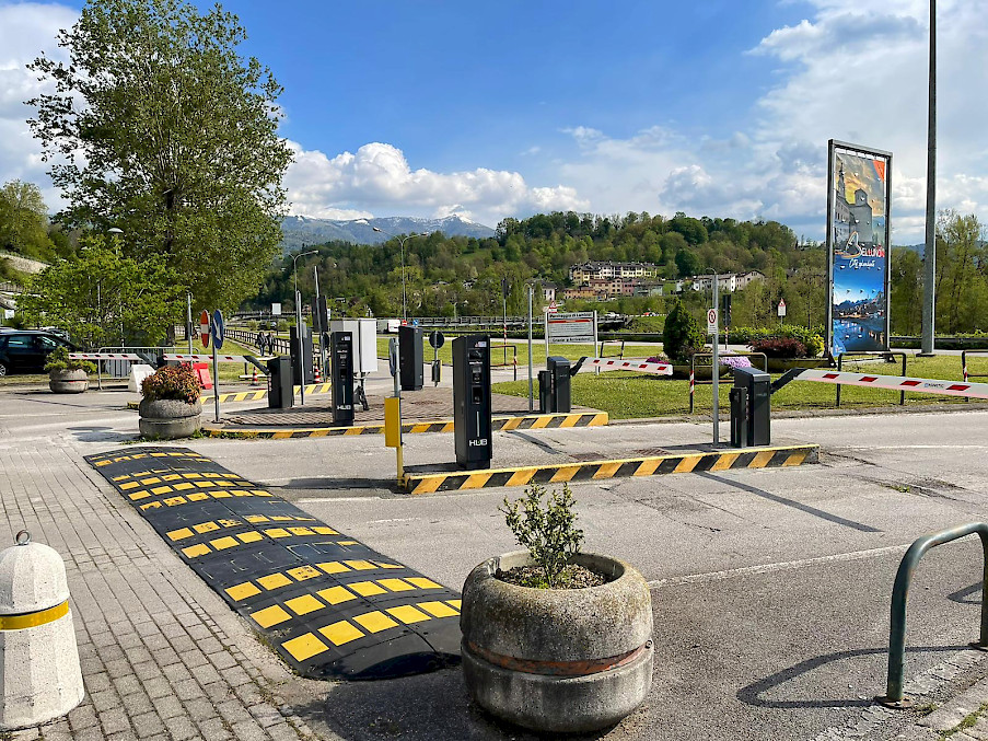 Voie d'entrée et de sortie HUB du parking Lamboi à Belluno