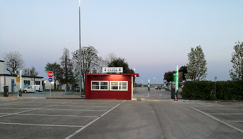 Zone de paiement en libre-service au parking de l'Aéroport de Forlì