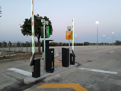 Voie de stationnement de l'aéroport de Forlì avec stations Jupiter et panneau Telepass
