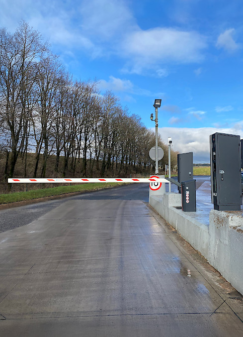 Voie d'entrée sans ticket avec caméras LPI du parking Junction 38 Truckpark, une installation de HUB Parking Technology.