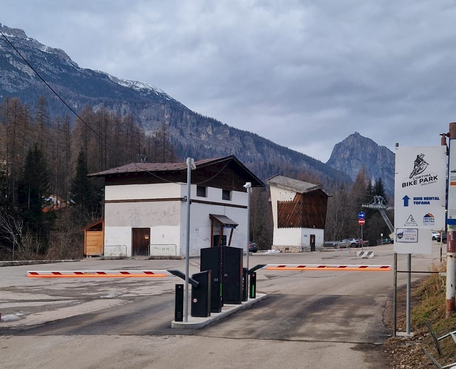 Voie d'entrée et de sortie HUB avec barrière et LPI à Tofana - Freccia nel Cielo à Cortina D'ampezzo, Italie.