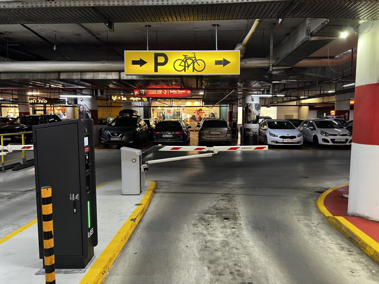 Entrada al estacionamiento del centro comercial Mall of Sofia con el sistema HUB Jupiter.